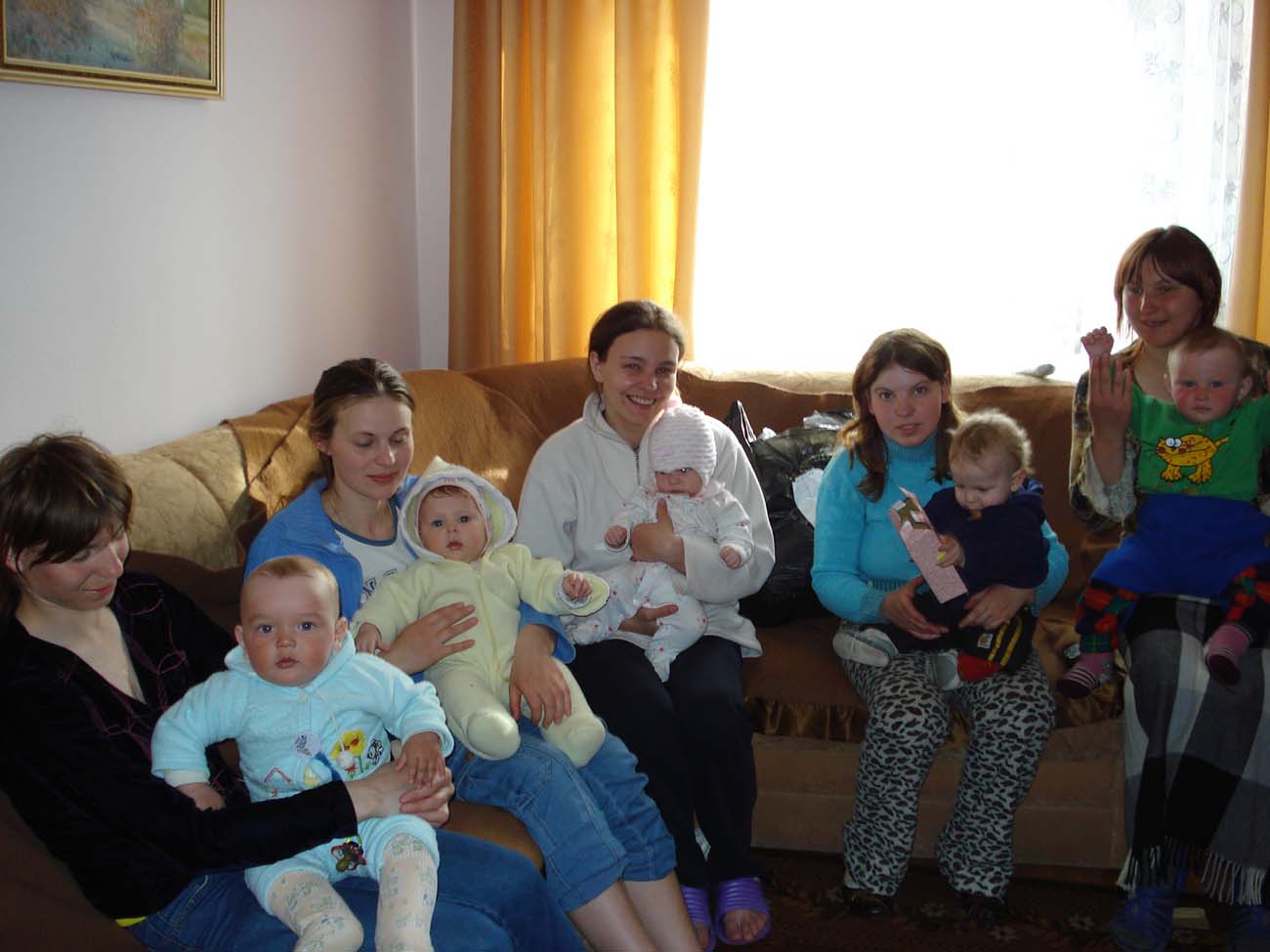 слева направо: Юля с Димой, Лена с Дашей, Оля и Елисей, Наташа и Богдан, Яна и Саша.