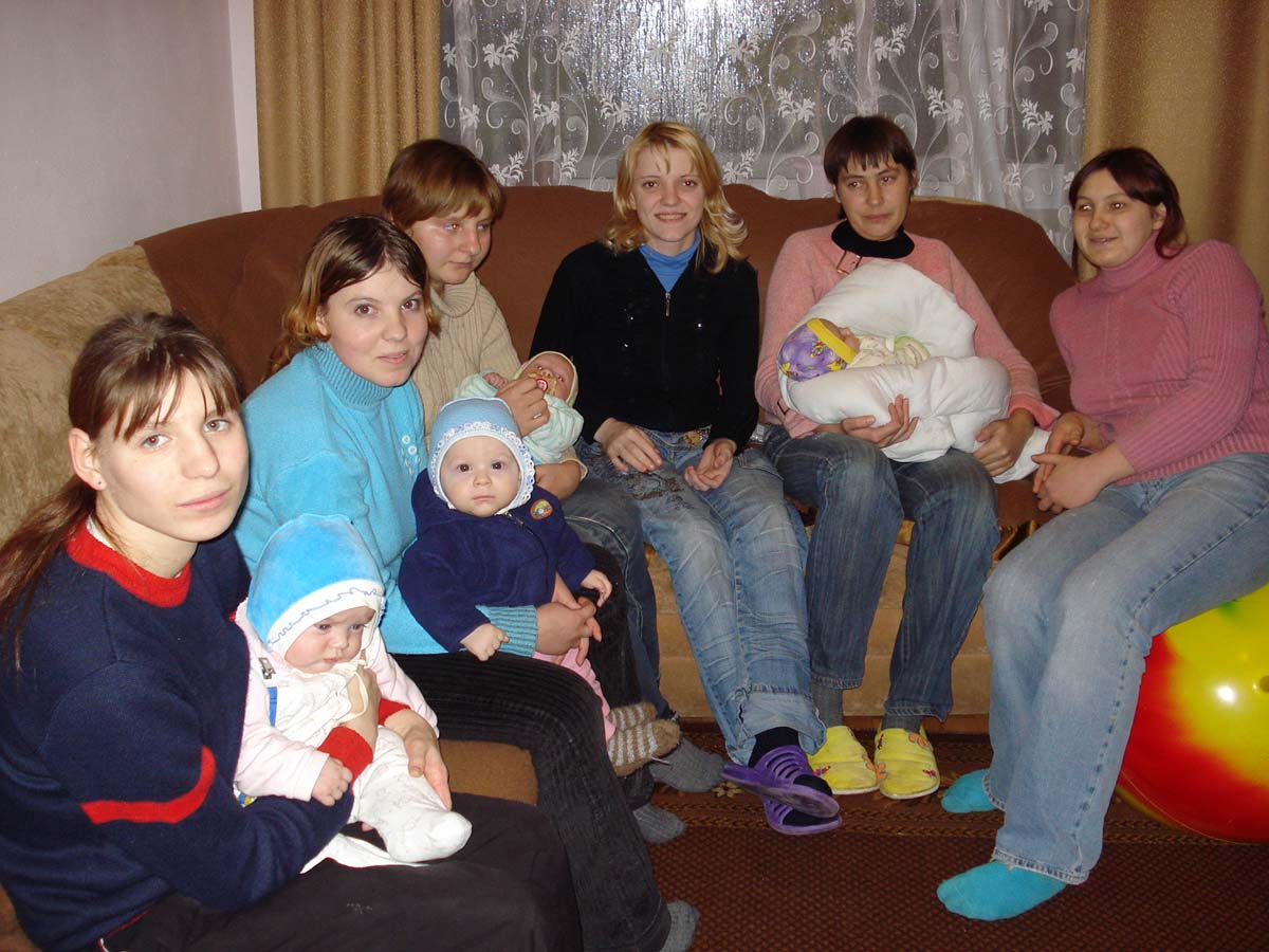 слева на право: Юля и Дима, Наташа и Богдан, Роксолана и Мирослав, Таня, Люба и Настя, Яна.