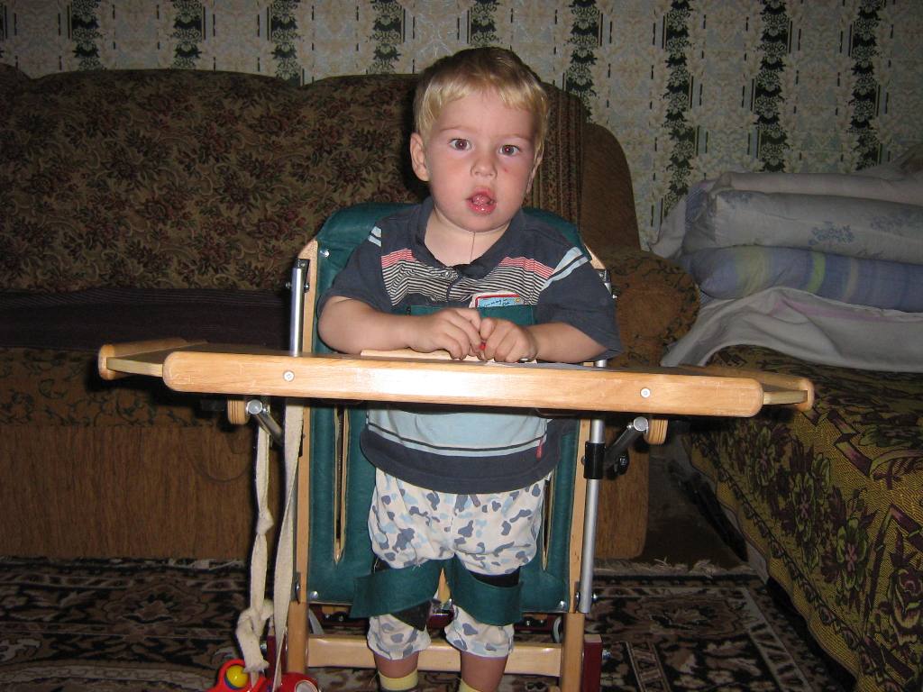 Дцп передается по наследству. Дети с ДЦП. Стол для учащегося с детским церебральным параличом. Люди с ДЦП фото.