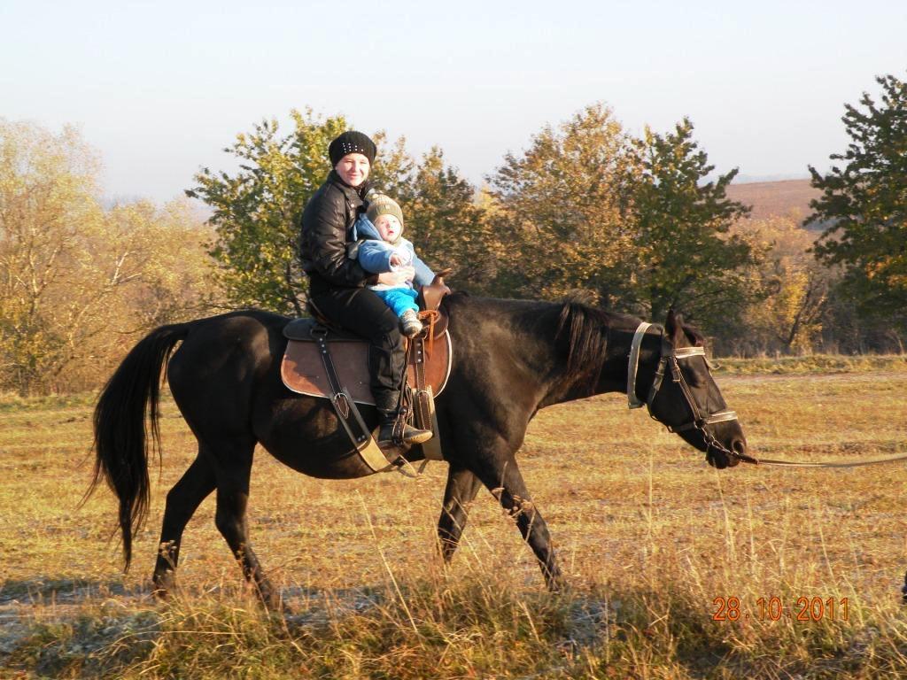 Инна и Ваня на лошадке